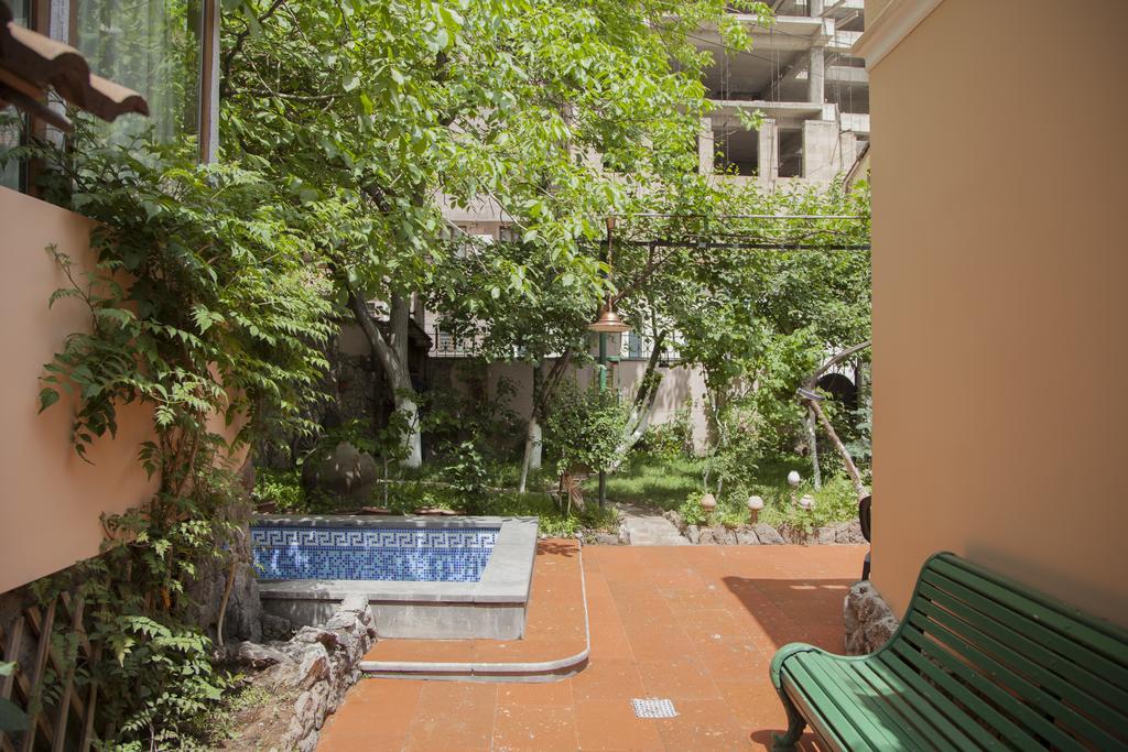 Hin Yerevantsi Hotel Exterior photo